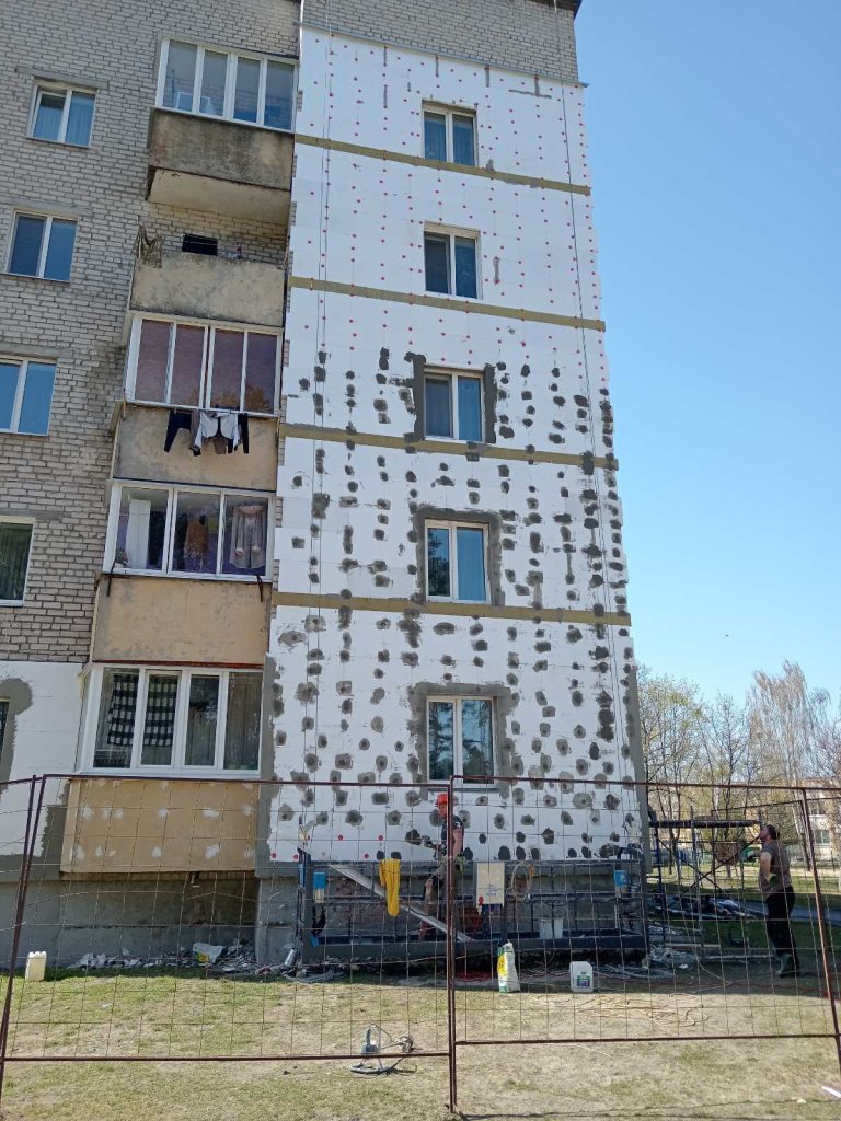 В Житковичском районе продолжается капитальный ремонт жилищного фонда, запланированный на 2025 год.
