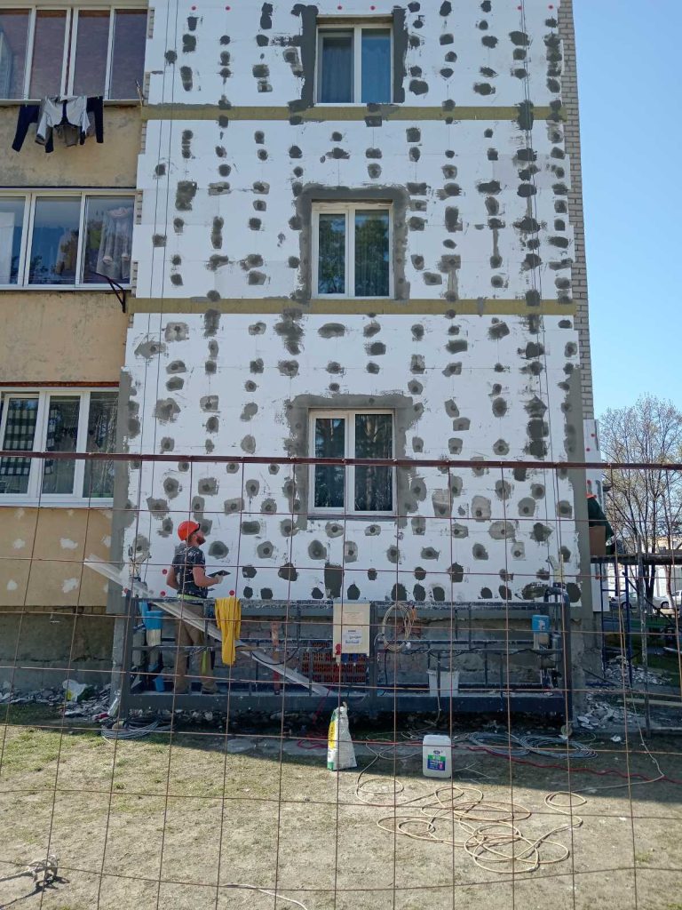 В Житковичском районе продолжается капитальный ремонт жилищного фонда, запланированный на 2025 год.